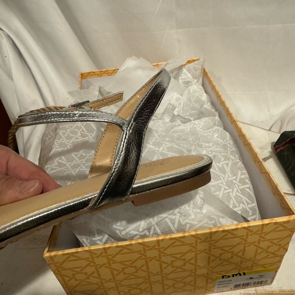 Badgley Mischka flat sandal silver - Picture 2 of 4